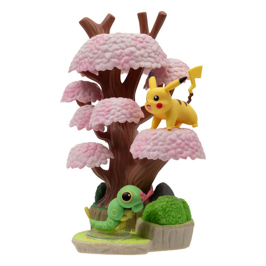Pokémon Environment Set / Frühlingswald mit Raupy & Pikachu / Jazwares / 5 cm Figuren + 15 cm Display